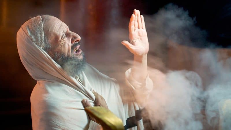 Zechariah sees the Angel of the Lord - www.LumoProject.com